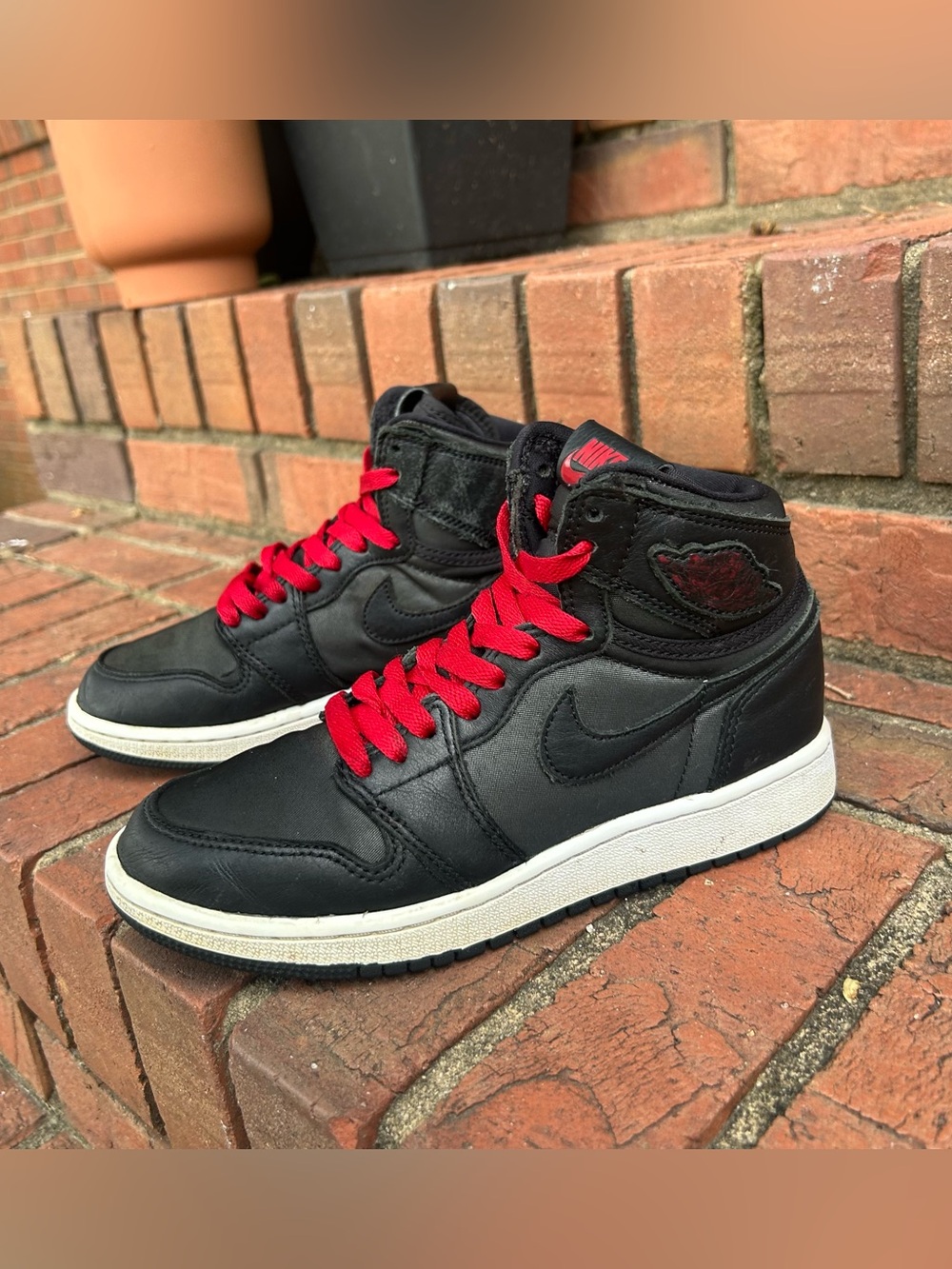 Jordan 1 Retro High
Black Satin Gym Red Black